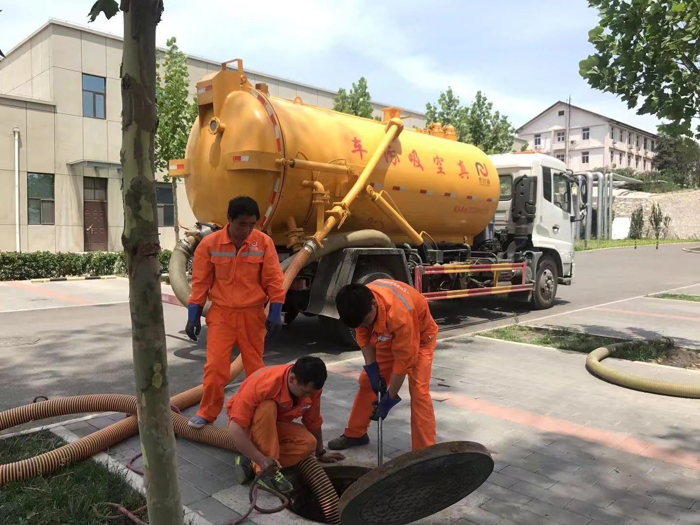 北关管道疏通车停在窨井附近