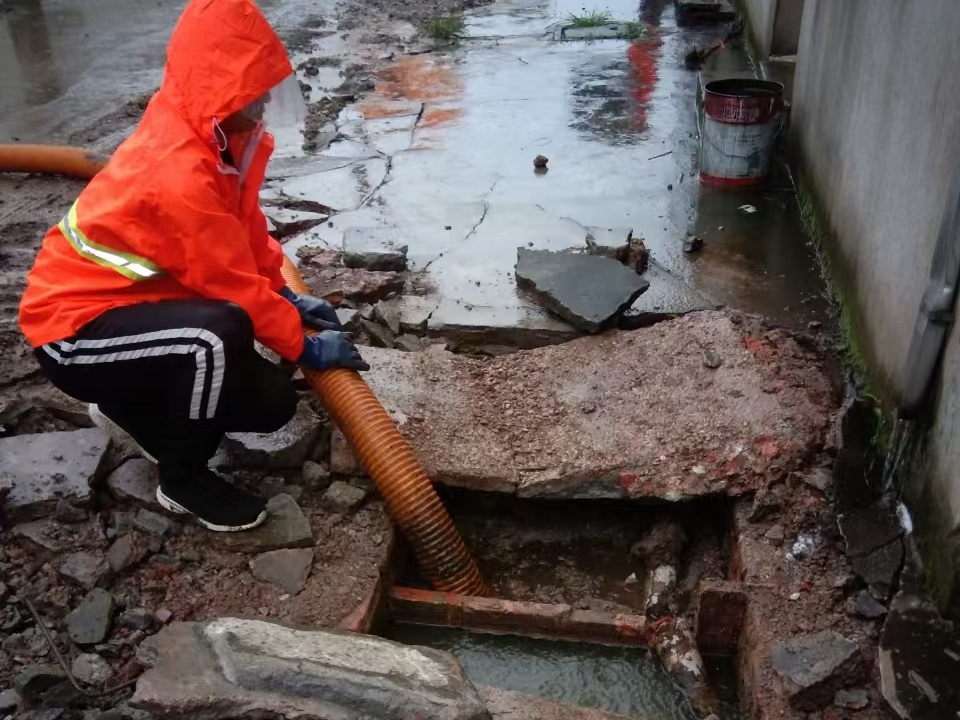 北关专业清理污水池 炜誉市政以规范流程守护城市 “肠道”